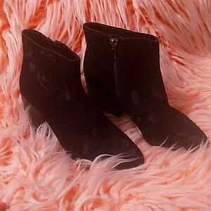 NEW💥FRENCH CONNECTION DILYLA BLACK SUEDE EMBROIDERED HEELED ANKLE BOOTS SIZE 7